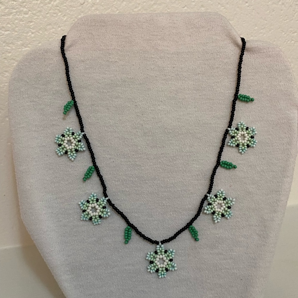 ⭐️HP⭐️Huichol Beaded Flower Necklace - Picture 2 of 2